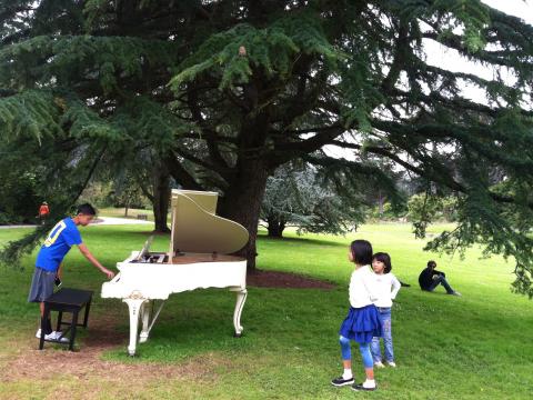 [Photo : enfants avec piano blanc dans le parc du Golden Gate]