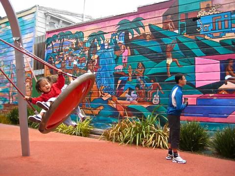  [Photo : Air de jeux enfants avec fresques murales San Francisco]
