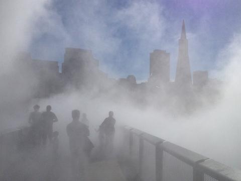 Photo : effet de brume devant le musée de l'Exploratoriem