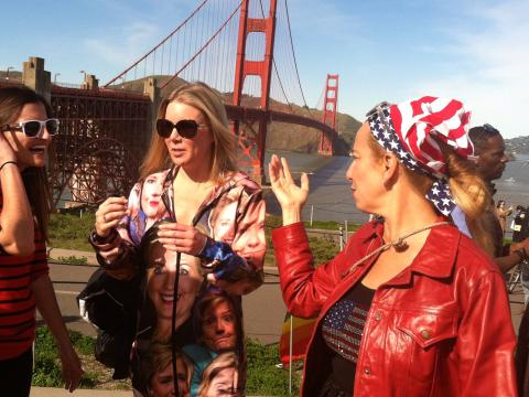  Jeune femmes devant le Golden Gate Bridge dont une avec un ensemble avec des portraits de Hillary Clinton