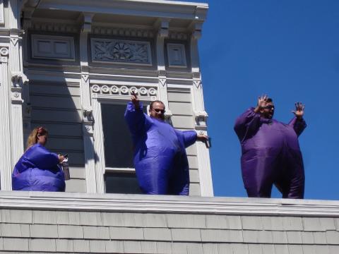gens déguisés sur un toit à San Francisco