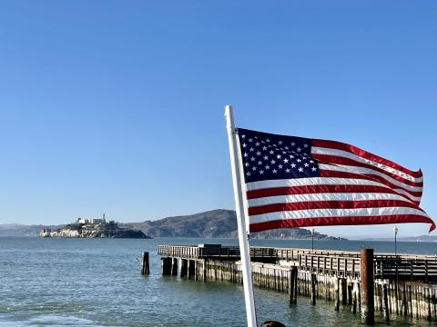 Photo : Ile d'Alcatraz et drapeau américain