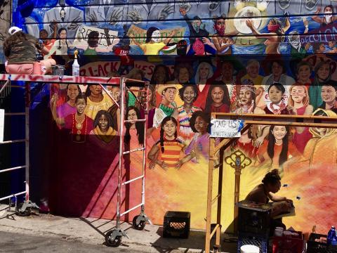 Artiste réalisant une fresque murale à San Francisco
