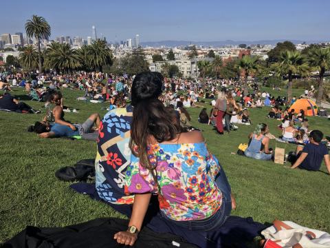 [Photo : parc avec beaucoup de monde dans le quartier Mission à San Francisco]